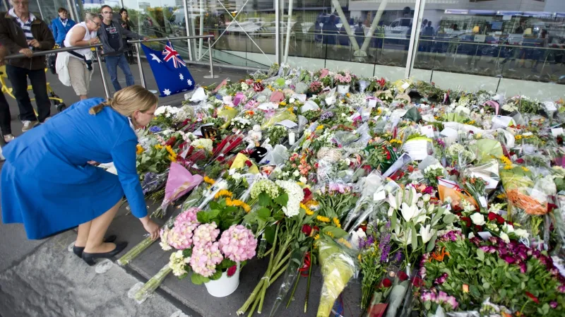 V Amsterdamu před letištěm Schiphol se hromadí květiny