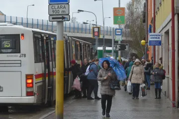 K cestování veřejnou dopravou na Karlovarsku vystačí jedna karta