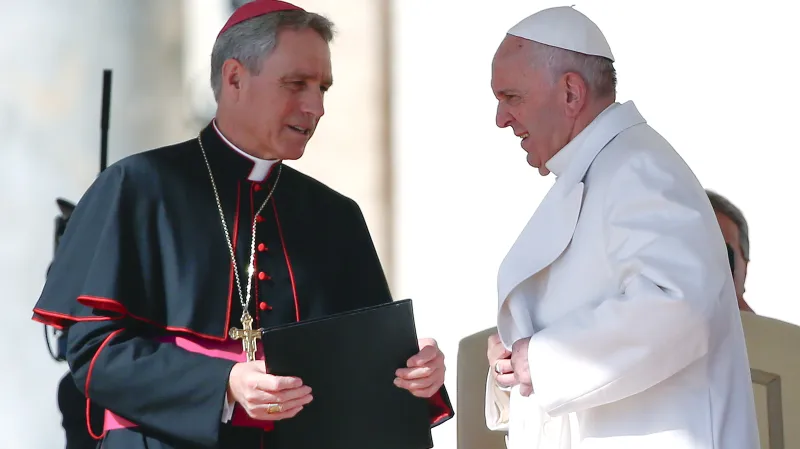 Kardinál Georg Gänswein s papežem Františkem