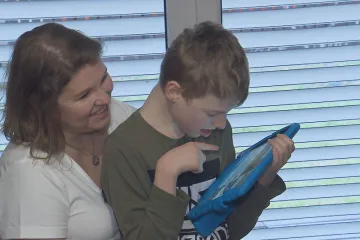 Asociace vybírá peníze na výzkum Angelmanova syndromu. Na mezinárodní den je předala vědcům