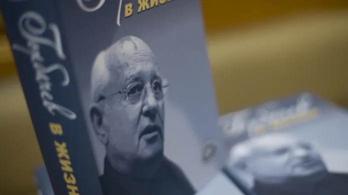 Gorbačovův životopis na pultě moskevského knihkupectví