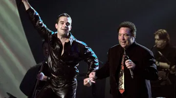 Bývalá hvězda skupiny Take That, Robbie Williams, a Tom Jones v roce 1998 společně zazpívali duet během finále každoročních Brit Awards v Londýně