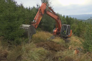 Ochránci přírody v Beskydech hloubí jámy v lese. Mají zmírňovat povodně
