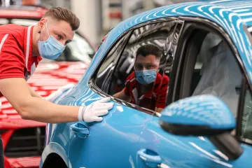 Průmyslová výroba v EU v dubnu klesla o rekordních 17,3 procenta