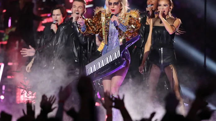 Lady Gaga během přestávkového vystoupení na SuperBowlu