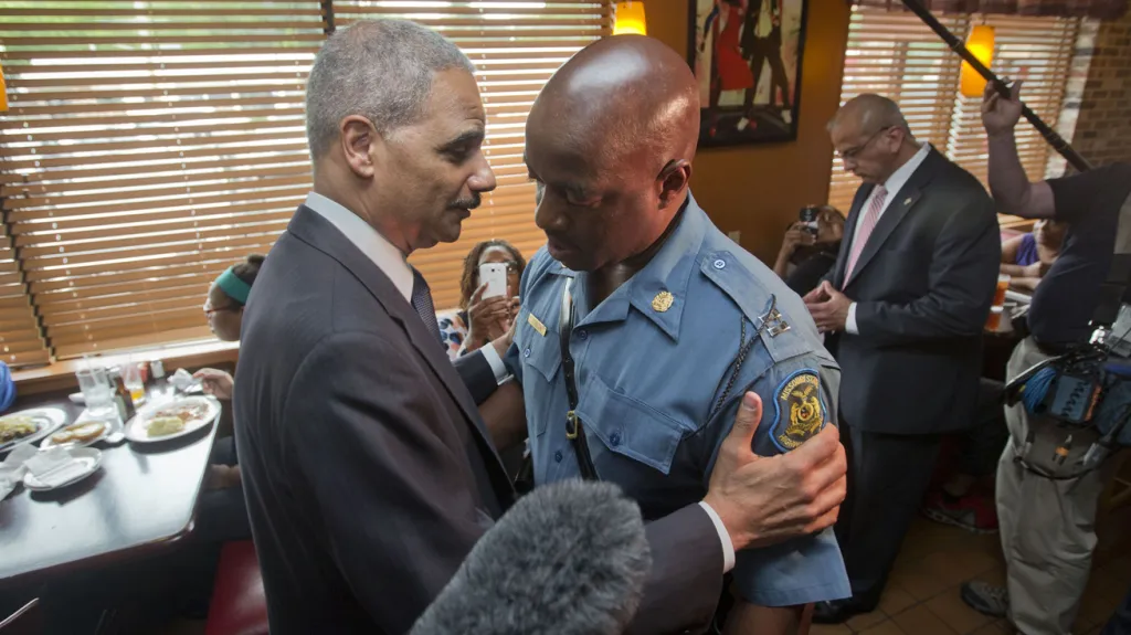 Eric Holder a Ron Johnson