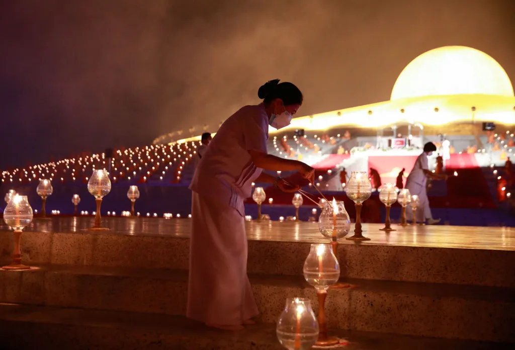 Tisíce svíček přivítaly východ slunce. Thajští buddhisté oslavili svátek Mágha Púdžá