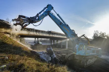 Úsek dálnice D4 je uzavřen kvůli demolici mostu. Znovu se otevře v neděli ráno