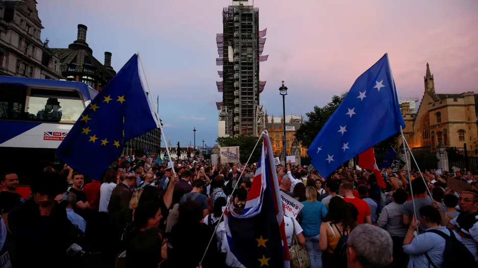 Ve středu večer přišli k sídlu parlamentu protestovat odpůrci kroků premiéra Johnsona