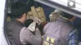 Hongkongští policisté přepočítávají posbírané bankovky
