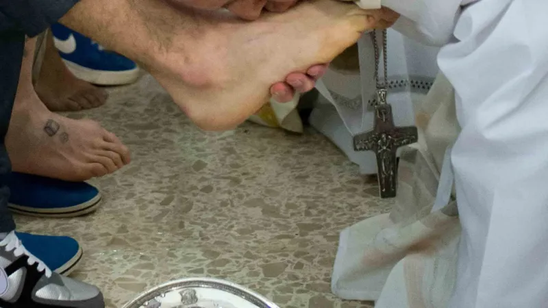 Papež umyl nohy mladistvým delikventům