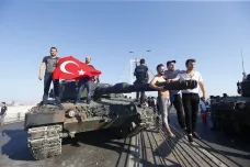 V rámci vyšetřování zmařeného puče Turecko zadrželo 32 tisíc lidí