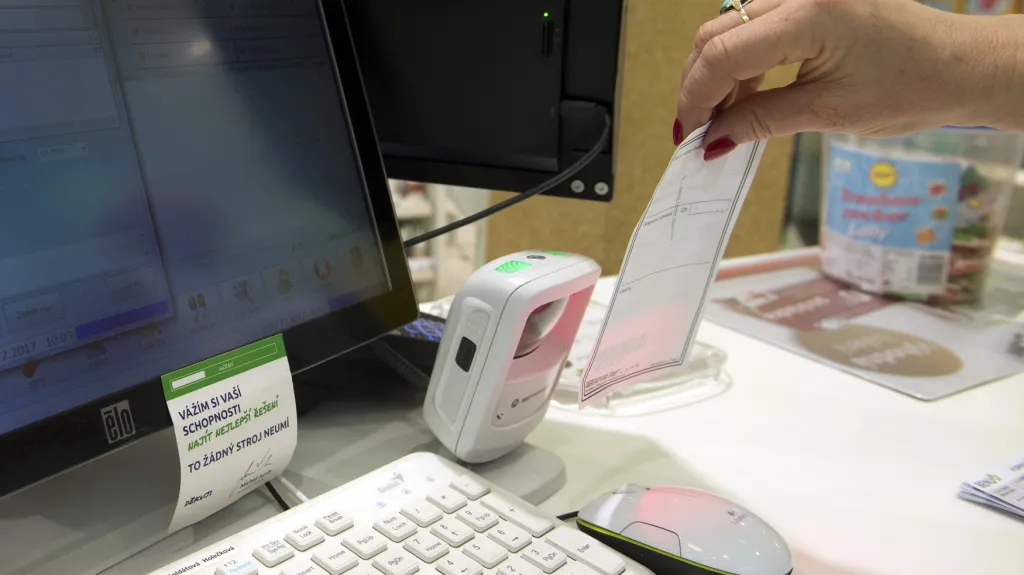 Lékárnice skenuje recept