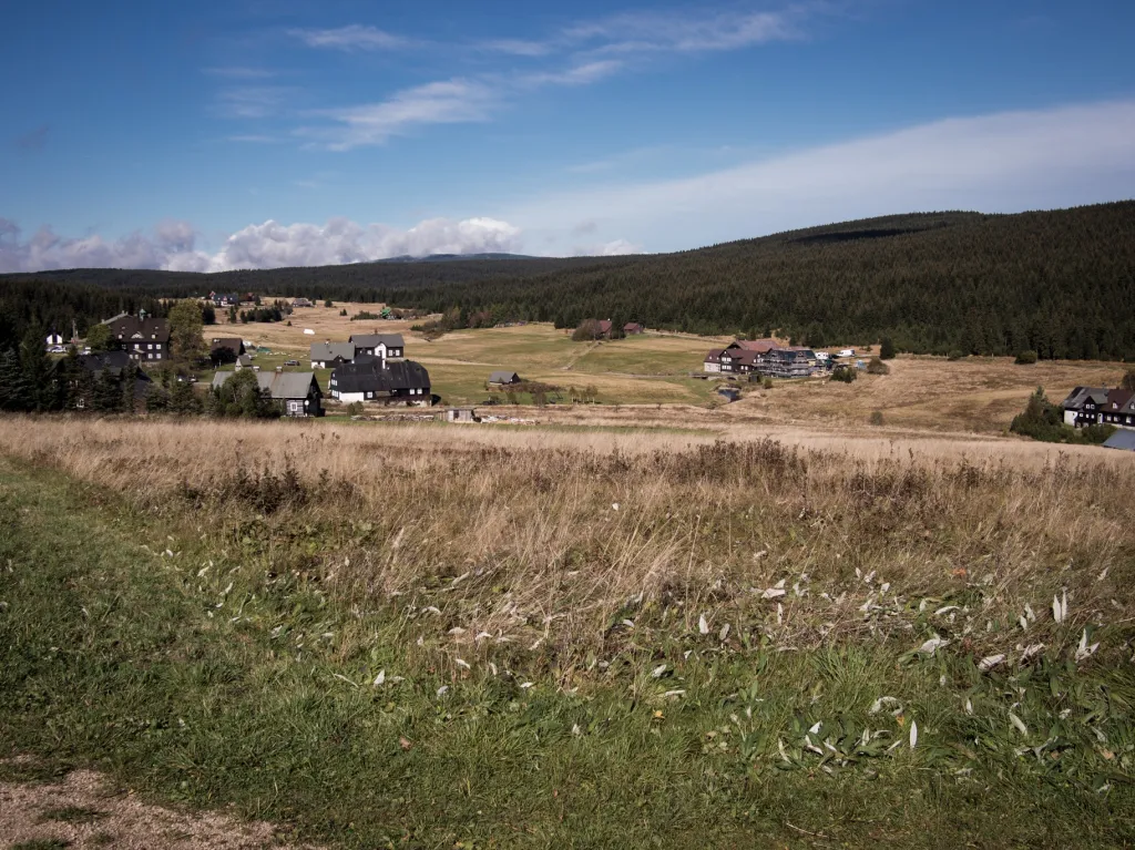 Osada leží i v Ptačí oblasti Jizerské hory, která byla vyhlášena pro ochranu malé sovy - sýce rousného a silně ohroženého kurovitého ptáka tetřívka obecného. Tokání kohoutků tetřívka je možné zaslechnout přímo na zdejších loukách