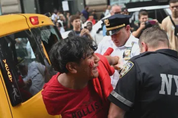 Soud v New Yorku začne řešit případ násilností, které rozpoutal influencer 