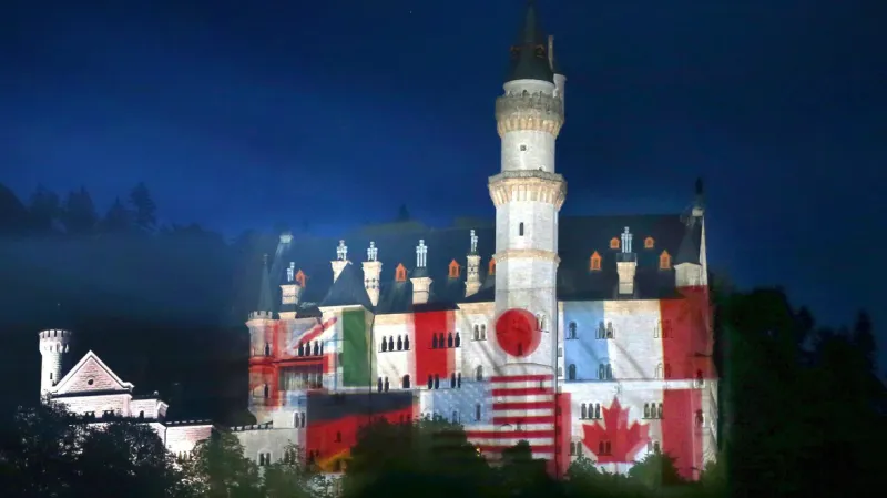 Neuschwanstein v barvách zemí G7