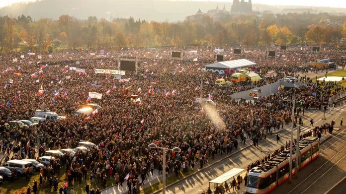 Demonstrace Milionu chvilek pro demokracii na Letné