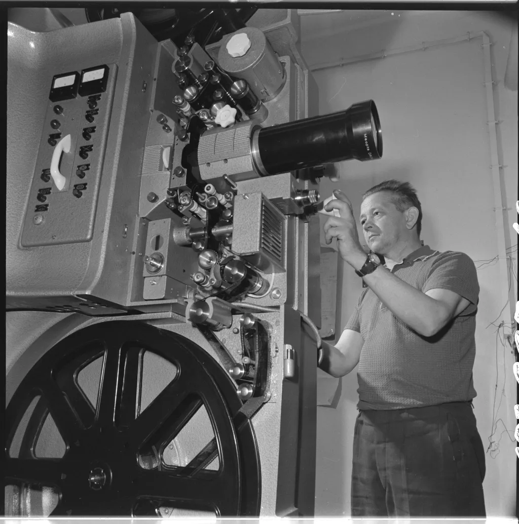 Největší úspěch podniku přinesla výroba promítacího přístroje UM 70/35, který umožnil promítání filmů ve třech možných formátech