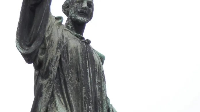 Mistr Jan Hus na pomníku v Lounech