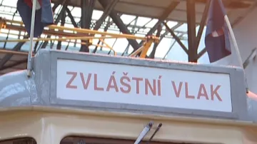 Tramvaj vyjíždí z vozovny
