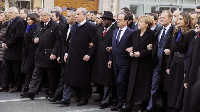 Státníci například Francie, Německa nebo Izraele jdou ruku v ruce při pietním aktu po útoku na redakci Charlie Hebdo