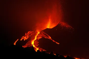Sopka na ostrově La Palma chrlí bloky magmatu veliké jako několikapatrové domy