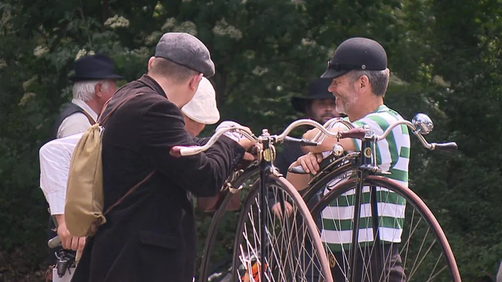 Velocipedisté před startem