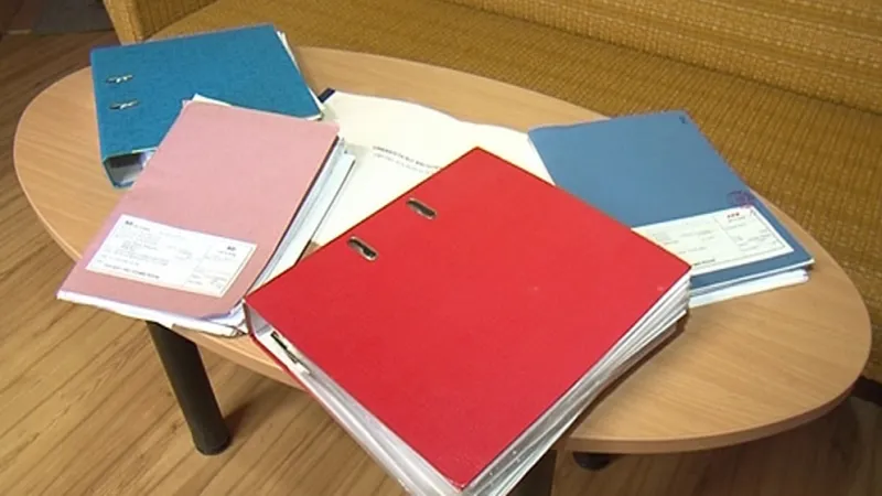 Štosy papírů už "spolykal" projekt na výstavbu bytovek ve Slavkově