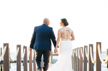 Bydlení s novým partnerem přináší po padesátce víc štěstí než svatba, ukázal výzkum