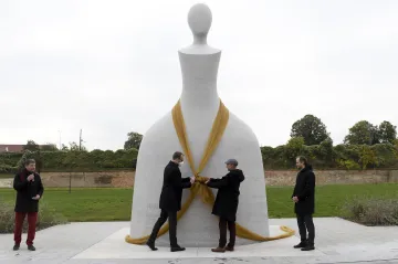 Marie Terezie, nezlob se. V Praze odhalili první tuzemskou sochu jediné panovnice na českém trůně