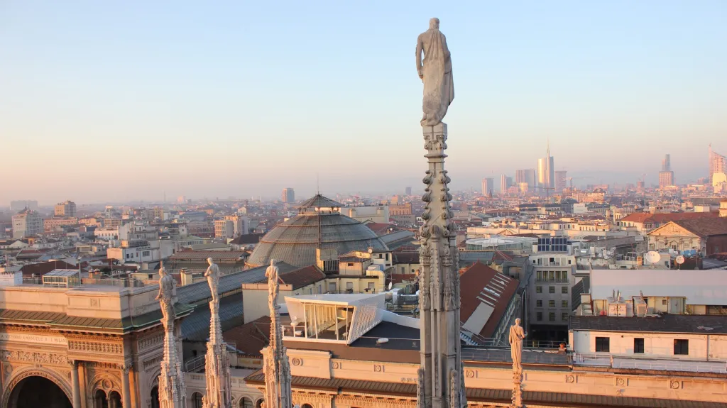 Pohled ze střechy milánského dómu