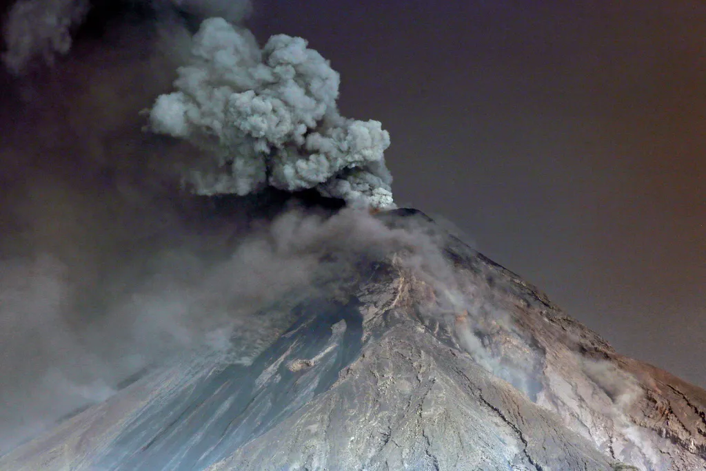 Erupce sopky Fuego v Guatemale.