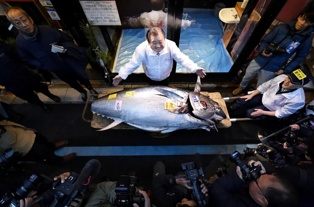 Kiyoshi Kimura, provozovatel japonského řetězce sushi Sushizanmai, s tuňákem obecným, který se v Tokiu vydražil asi za 1,8 milionu amerických dolarů