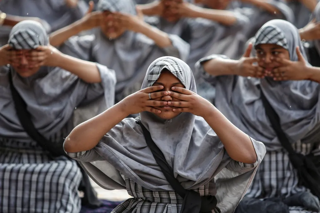 Muslimské studentky navštěvují lekce jógy ve škole v indickém Ahmadábádu 18. června 2019