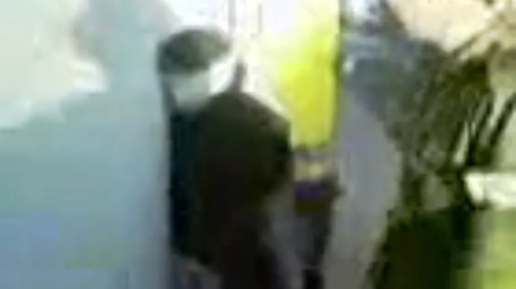 Izraelský voják tančí kolem zajaté Palestinky