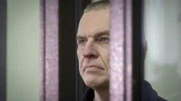 Andrzej Poczobut (bělorusky Andrej Pačobut) u soudu v Hrodně (leden 2023)