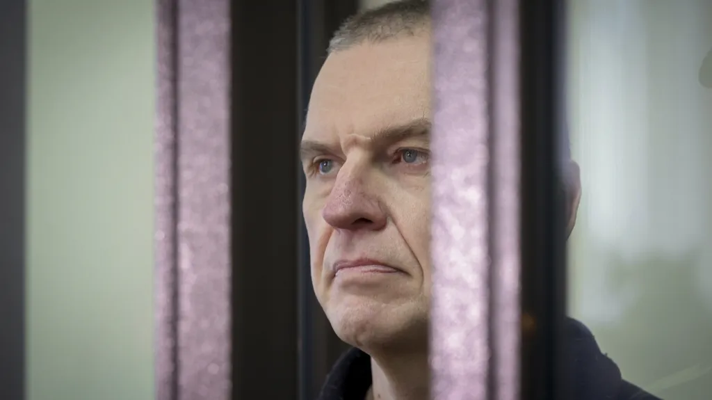 Andrzej Poczobut (bělorusky Andrej Pačobut) u soudu v Hrodně (leden 2023)