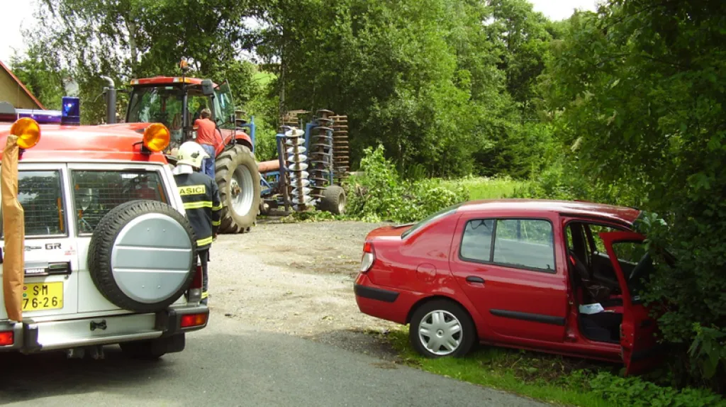 Srážka traktoru s osobním autem
