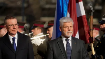 Lotyšský prezident Edgars Rinkévičs (vlevo) a český prezident Petr Pavel