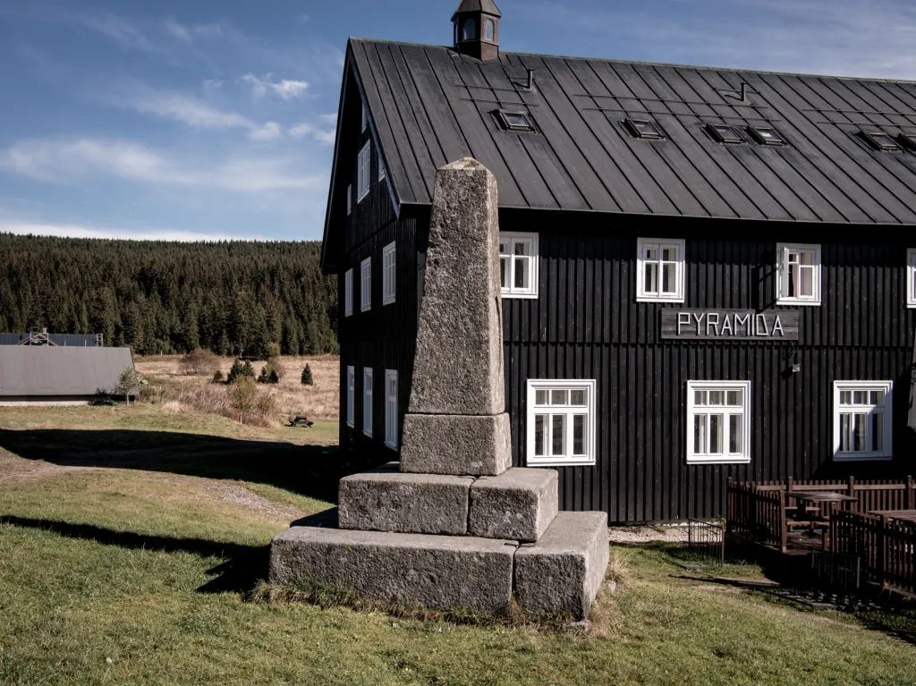 Koncem zimy je možné zaslechnout večer tiché pískání nejmenší sovy kulíška nejmenšího nebo houkání sýce rousného. Na hřebenech nad Jizerkou pak tok tetřívka obecného, běžná je zde zmije obecná, ještěrka živorodá nebo čolek horský. Na mokrých loukách občas zahnízdí bekasina otavní a v posledních letech se v oblasti potulují vlci