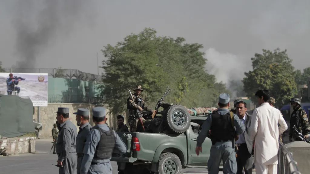 Afghánská policie u prezidentského paláce
