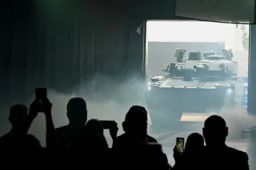 Švédové ukázali prvního obrněnce CV90 pro českou armádu