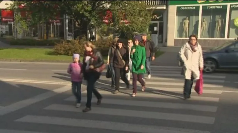 NO COMMENT: Sražená dívka na přechodu