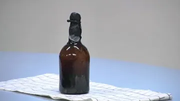 Láhev s nejstarším dochovaným pivem