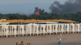 Ruští turisté na krymské pláži po útoku na ruskou leteckou základnu v Novofedorivce, 9. srpna 2022