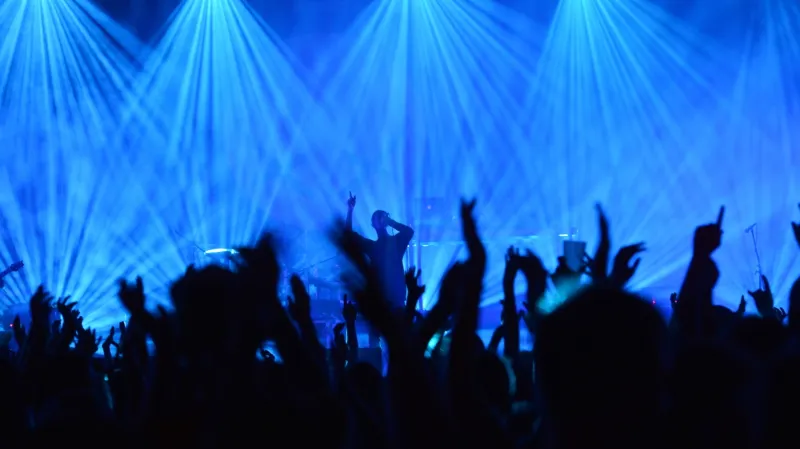 Skupina Modestep vystoupila hudebním festivalu Rock for People