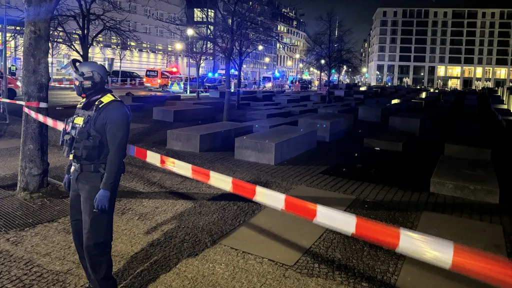 Německý policista u památníku holocaustu v Berlíně