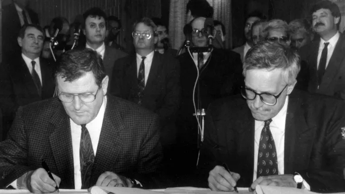 Vladimír Mečiar a Václav Klaus podepisují jednu z mezistátních smluv