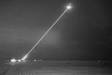 Britové ukázali, jak přesná je jejich laserová zbraň. Dračí oheň prý spálí minci vzdálenou kilometr