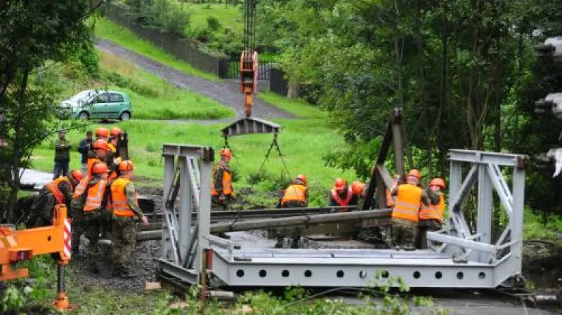 V Kytlici na Děčínsku začali vojáci stavět provizorní náhradu za most, který strhla rozbouřená Kamenice.